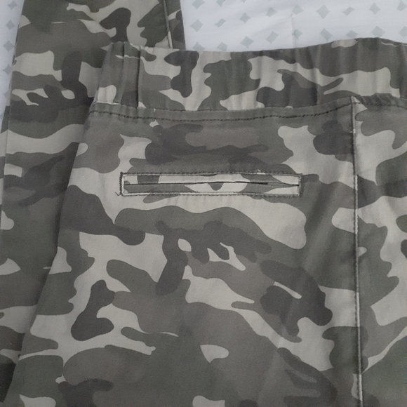 V.I.P. | Women's Camo Jeggings (size 9/10) - Picture 6 of 16